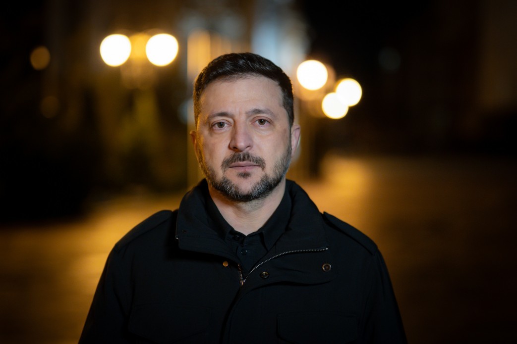 Volodimir Zelenski prezentând planul pentru alegeri prezidențiale Ucraina și referendum pace în contextul negocierilor Ucraina Rusia din 24 februarie. | sursa foto: News.ro Volodimir Zelenski prezentând planul pentru alegeri prezidențiale Ucraina și referendum pace în contextul negocierilor Ucraina Rusia din 24 februarie. | sursa foto: News.ro