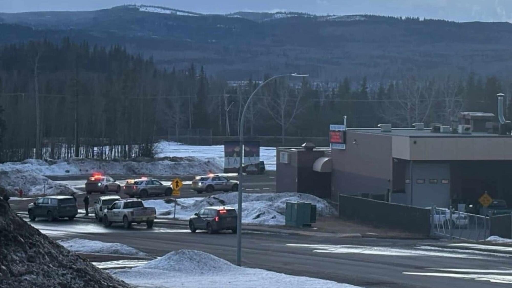 Femeie în rochie șatenă găsită decedată în școala din Tumbler Ridge după atac armat școală Canada cu victime atac armat și poliție Canada la fața locului | sursa foto: News.ro Femeie în rochie șatenă găsită decedată în școala din Tumbler Ridge după atac armat școală Canada cu victime atac armat și poliție Canada la fața locului | sursa foto: News.ro