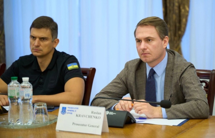 Ofițeri de poliție ucraineni și moldoveni în timpul unei conferințe de presă despre planuri asasinare Ucraina, anchetă comună, suspecți arestați și confiscări de arme și explozivi | sursa foto: News.ro Ofițeri de poliție ucraineni și moldoveni în timpul unei conferințe de presă despre planuri asasinare Ucraina, anchetă comună, suspecți arestați și confiscări de arme și explozivi | sursa foto: News.ro