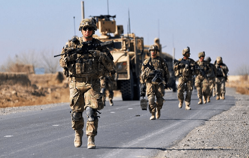Soldați pakistanezi în poziții defensive la granița cu Afganistanul, în contextul atacurilor teroriste și conflictului Pakistan-Afganistan. | sursa foto: News.ro Soldați pakistanezi în poziții defensive la granița cu Afganistanul, în contextul atacurilor teroriste și conflictului Pakistan-Afganistan. | sursa foto: News.ro