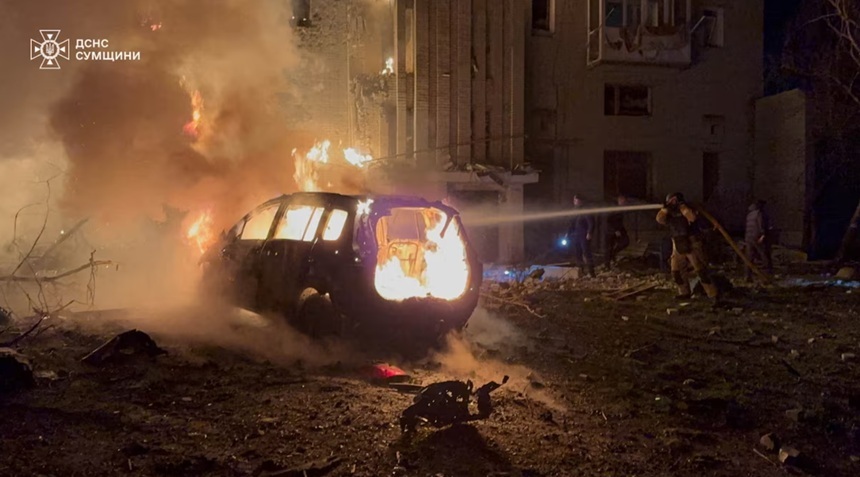 Fumul gros ridicându-se deasupra unei fabrici cuprinse de incendiu după atacuri drone Zaporojie, cu echipe de intervenție la fața locului. | sursa foto: News.ro Fumul gros ridicându-se deasupra unei fabrici cuprinse de incendiu după atacuri drone Zaporojie, cu echipe de intervenție la fața locului. | sursa foto: News.ro