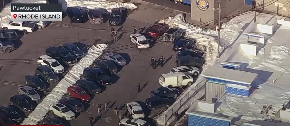 Jucători și spectatori adăpostindu-se în arena Dennis M. Lynch după împuşcături meci hochei Rhode Island, anchetă poliţie Pawtucket privind violenţă armelor. | sursa foto: News.ro Jucători și spectatori adăpostindu-se în arena Dennis M. Lynch după împuşcături meci hochei Rhode Island, anchetă poliţie Pawtucket privind violenţă armelor. | sursa foto: News.ro