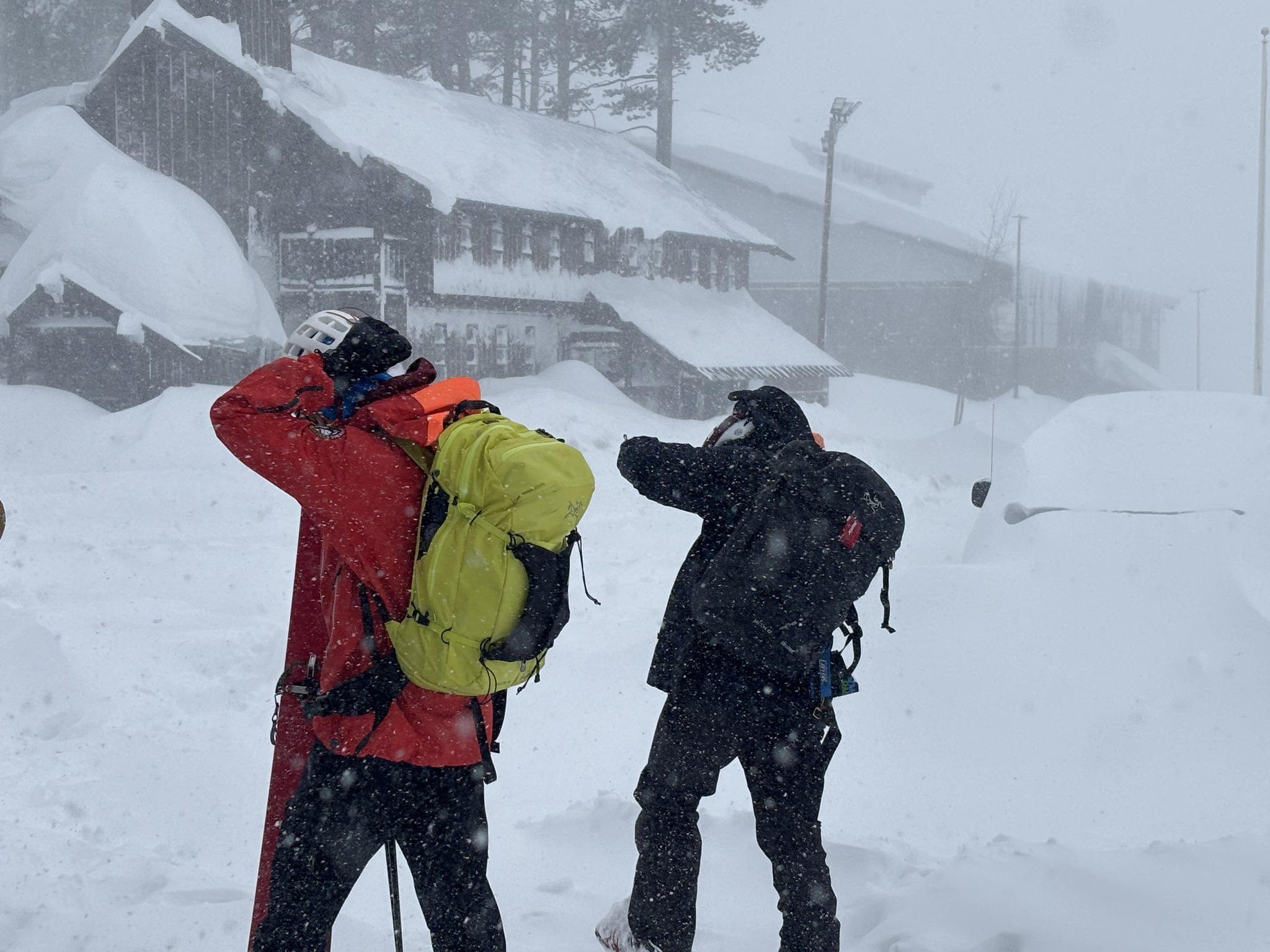Echipe de salvare cu snowmobile și schiuri în furtună iarnă caută șase schiori prinși în avalanșă California lângă Castle Peak. | sursa foto: News.ro Echipe de salvare cu snowmobile și schiuri în furtună iarnă caută șase schiori prinși în avalanșă California lângă Castle Peak. | sursa foto: News.ro