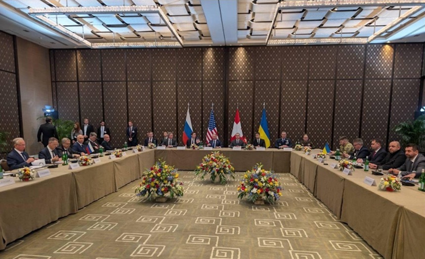 Negocieri Ucraina Rusia la Geneva cu delegații discutând încetarea focului în contextul atacurilor nocturne și tensiunilor militare recente. | sursa foto: News.ro Negocieri Ucraina Rusia la Geneva cu delegații discutând încetarea focului în contextul atacurilor nocturne și tensiunilor militare recente. | sursa foto: News.ro