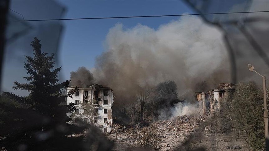Incendiu puternic la un rezervor din rafinărie de petrol după atacuri militare Rusia Ucraina cu drone ucrainene distruse în nord-vest. | sursa foto: News.ro Incendiu puternic la un rezervor din rafinărie de petrol după atacuri militare Rusia Ucraina cu drone ucrainene distruse în nord-vest. | sursa foto: News.ro