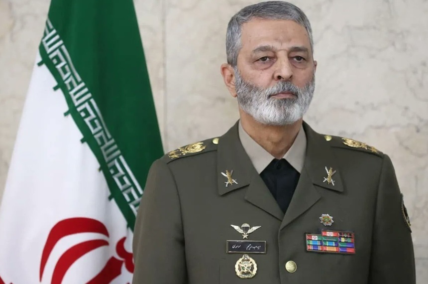 Abdolrahim Mousavi în uniformă militară, șeful forțelor armate iraniene, în timpul unei conferințe oficiale înainte de atacurile americane. | sursa foto: News.ro Abdolrahim Mousavi în uniformă militară, șeful forțelor armate iraniene, în timpul unei conferințe oficiale înainte de atacurile americane. | sursa foto: News.ro