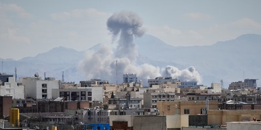 Clădiri rezidențiale și moschee avariate în Iran, cu victime civile Iran și pagube clădiri după atacuri asupra instalaţii militare avariate. | sursa foto: News.ro Clădiri rezidențiale și moschee avariate în Iran, cu victime civile Iran și pagube clădiri după atacuri asupra instalaţii militare avariate. | sursa foto: News.ro