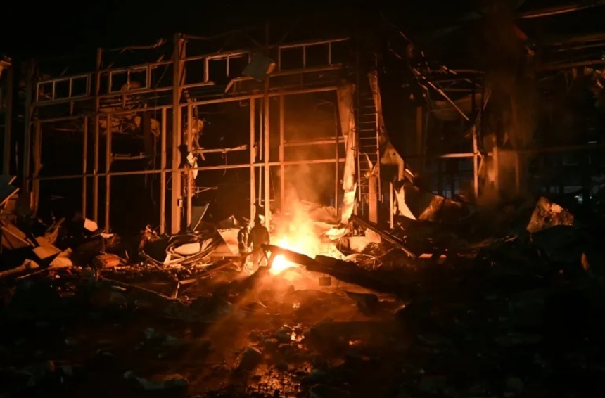Explozie puternică în centrul Kievului în timpul raidului aerian Kiev, cu apărare aeriană activă împotriva atacului rusesc nocturn. | sursa foto: News.ro Explozie puternică în centrul Kievului în timpul raidului aerian Kiev, cu apărare aeriană activă împotriva atacului rusesc nocturn. | sursa foto: News.ro
