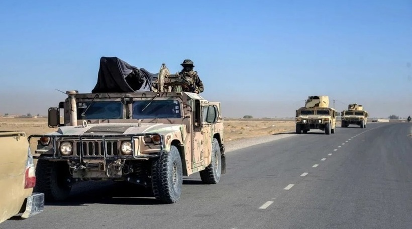 Soldați pakistanezi patrulând o zonă montană aridă la frontiera Pakistan-Afganistan în contextul războiului Pakistan-Afganistan și tensiunilor cu talibanii Afganistan. | sursa foto: News.ro Soldați pakistanezi patrulând o zonă montană aridă la frontiera Pakistan-Afganistan în contextul războiului Pakistan-Afganistan și tensiunilor cu talibanii Afganistan. | sursa foto: News.ro