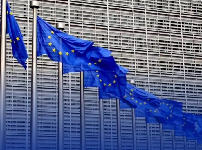 Diplomați europeni dezbătând reforma dreptului de veto și a unanimității decizionale în politica externă UE pentru decizii mai eficiente. | sursa foto: News.ro Diplomați europeni dezbătând reforma dreptului de veto și a unanimității decizionale în politica externă UE pentru decizii mai eficiente. | sursa foto: News.ro