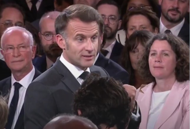 Emmanuel Macron vorbind la Palatul Élysée despre proiect lege ingerințe străine și conturi false Rusia înaintea alegerilor prezidențiale Franța. | sursa foto: News.ro Emmanuel Macron vorbind la Palatul Élysée despre proiect lege ingerințe străine și conturi false Rusia înaintea alegerilor prezidențiale Franța. | sursa foto: News.ro
