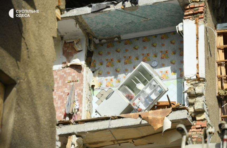 Clădiri rezidențiale avariate și pompieri intervenind după atacuri ruse Ucraina, victime civile în urma bombardamentelor Odesa. | sursa foto: News.ro Clădiri rezidențiale avariate și pompieri intervenind după atacuri ruse Ucraina, victime civile în urma bombardamentelor Odesa. | sursa foto: News.ro