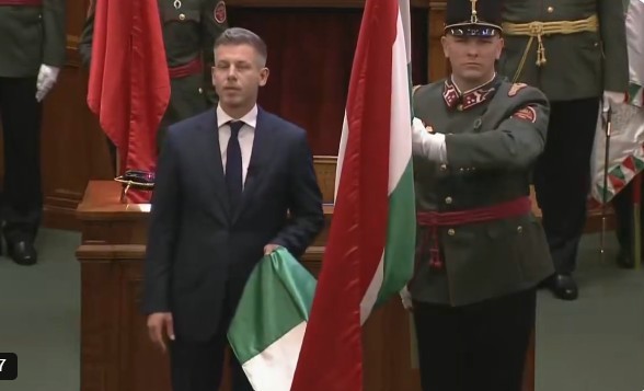 Peter Magyar depunând jurământul ca prim-ministru al Ungariei, promițând reforme pentru fonduri UE și combaterea corupției Ungaria. | sursa foto: News.ro Peter Magyar depunând jurământul ca prim-ministru al Ungariei, promițând reforme pentru fonduri UE și combaterea corupției Ungaria. | sursa foto: News.ro