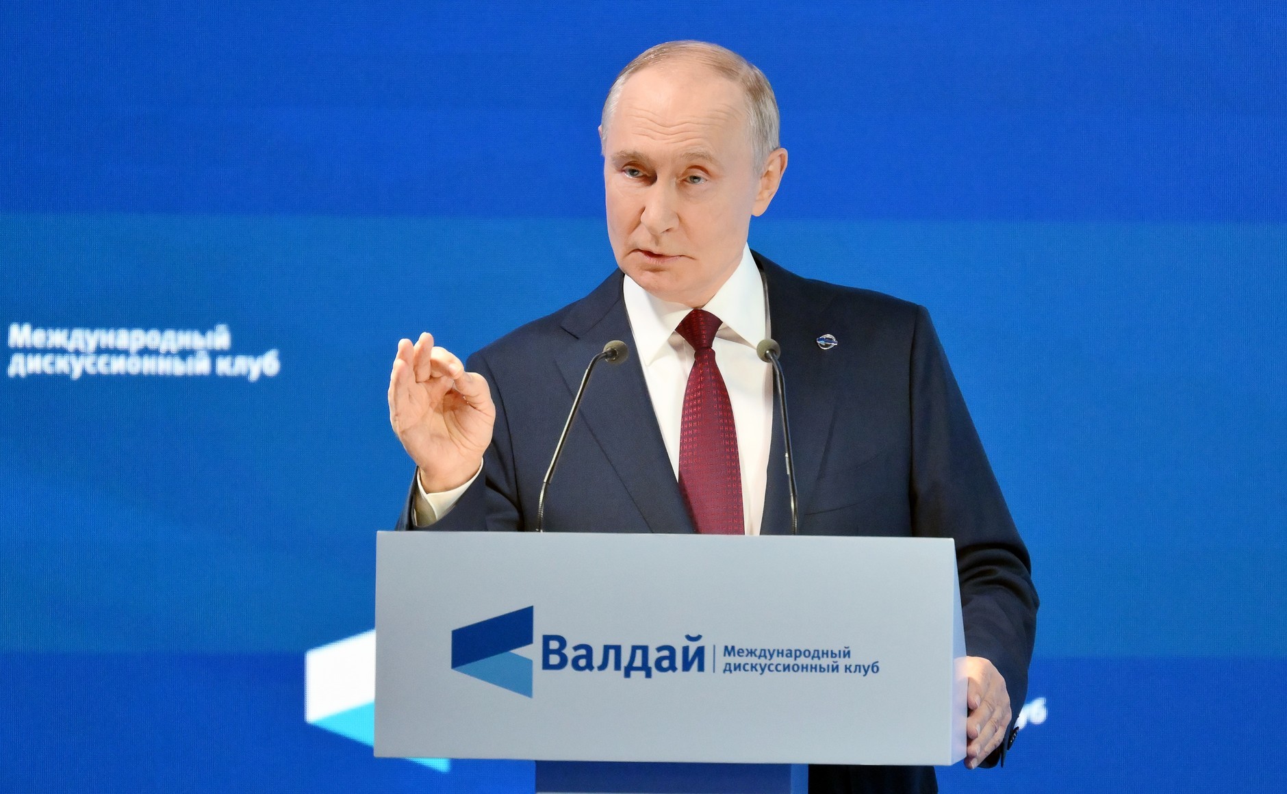 Vladimir Putin în discurs oficial, discutând despre război Ucraina și perspectivele conflictului Rusia-Europa cu Gerhard Schroeder ca interlocutor preferat | sursa foto: News.ro Vladimir Putin în discurs oficial, discutând despre război Ucraina și perspectivele conflictului Rusia-Europa cu Gerhard Schroeder ca interlocutor preferat | sursa foto: News.ro