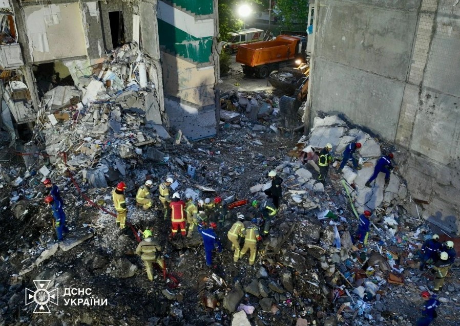 Bloc de locuinţe distrus în urma atacului Kiev cu rachete, cu echipe de salvare intervenind pentru răniţi bombardament în contextul escaladării conflictului. | sursa foto: News.ro Bloc de locuinţe distrus în urma atacului Kiev cu rachete, cu echipe de salvare intervenind pentru răniţi bombardament în contextul escaladării conflictului. | sursa foto: News.ro