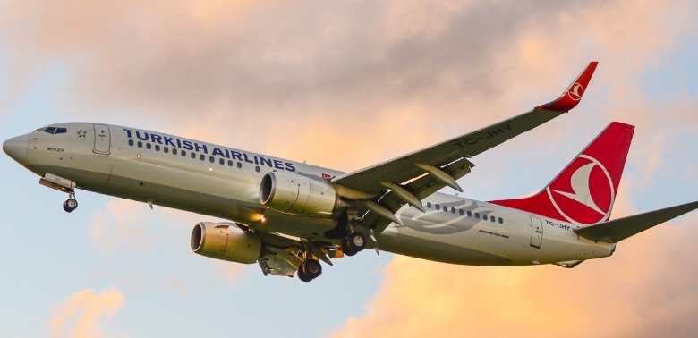 Avion Turkish Airlines Airbus 330 cu flăcări la trenul de aterizare drept pe pista Aeroportului Tribhuvan din Nepal, evacuare pasageri în siguranță, incident incendiu avion Nepal, aterizare aeroport, siguranță pasageri. | sursa foto: News.ro Avion Turkish Airlines Airbus 330 cu flăcări la trenul de aterizare drept pe pista Aeroportului Tribhuvan din Nepal, evacuare pasageri în siguranță, incident incendiu avion Nepal, aterizare aeroport, siguranță pasageri. | sursa foto: News.ro