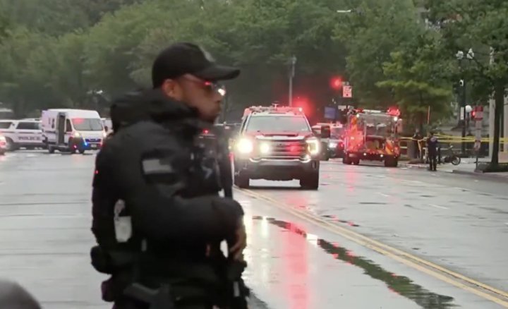 Tânăr înarmat atacând punctul de control de securitate al Casei Albe, în timp ce Donald Trump lucrează în Biroul Oval, agenți Serviciului Secret reacționând prompt. | sursa foto: News.ro Tânăr înarmat atacând punctul de control de securitate al Casei Albe, în timp ce Donald Trump lucrează în Biroul Oval, agenți Serviciului Secret reacționând prompt. | sursa foto: News.ro