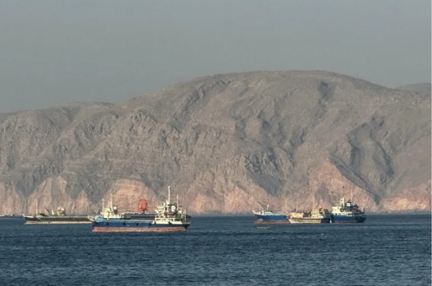 Forțe iraniene deschizând focul de avertisment asupra a patru nave maritime în strâmtoarea Ormuz pentru a le opri traversarea neautorizată | sursa foto: News.ro Forțe iraniene deschizând focul de avertisment asupra a patru nave maritime în strâmtoarea Ormuz pentru a le opri traversarea neautorizată | sursa foto: News.ro