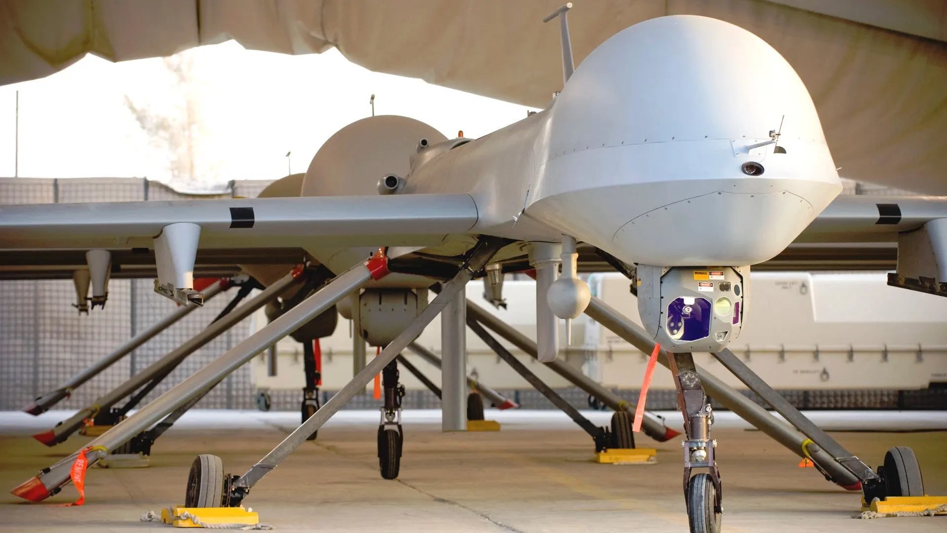 Avioane militare americane lansând lovituri asupra bazelor iraniene de comandă a dronelor în operațiuni de apărare aeriană SUA | sursa foto: News.ro Avioane militare americane lansând lovituri asupra bazelor iraniene de comandă a dronelor în operațiuni de apărare aeriană SUA | sursa foto: News.ro