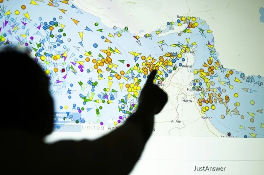 Rachete lansate în timpul războiului Iran, interceptate de forțele americane în Golful Persic, cu impact asupra prețului petrolului. | sursa foto: News.ro Rachete lansate în timpul războiului Iran, interceptate de forțele americane în Golful Persic, cu impact asupra prețului petrolului. | sursa foto: News.ro