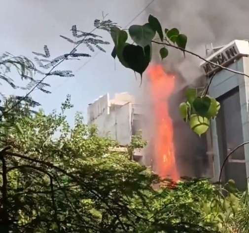 Clădire hotel Flourish Stay din New Delhi cuprinsă de flăcări și fum dens, localnici privind incidentul de pe o alee îngustă, victime incendiu vizibile în apropiere, reflectând problemele de siguranță incendii India. | sursa foto: News.ro Clădire hotel Flourish Stay din New Delhi cuprinsă de flăcări și fum dens, localnici privind incidentul de pe o alee îngustă, victime incendiu vizibile în apropiere, reflectând problemele de siguranță incendii India. | sursa foto: News.ro