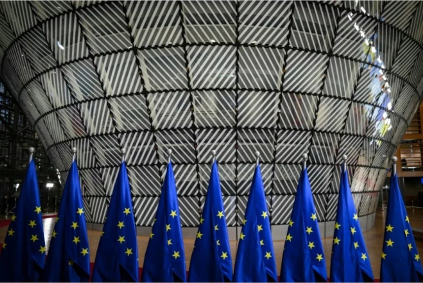 Reprezentanți UE discutând la masa rotundă în timpul reluării negocierilor de aderare Ucraina și integrare europeană la Bruxelles | sursa foto: News.ro Reprezentanți UE discutând la masa rotundă în timpul reluării negocierilor de aderare Ucraina și integrare europeană la Bruxelles | sursa foto: News.ro