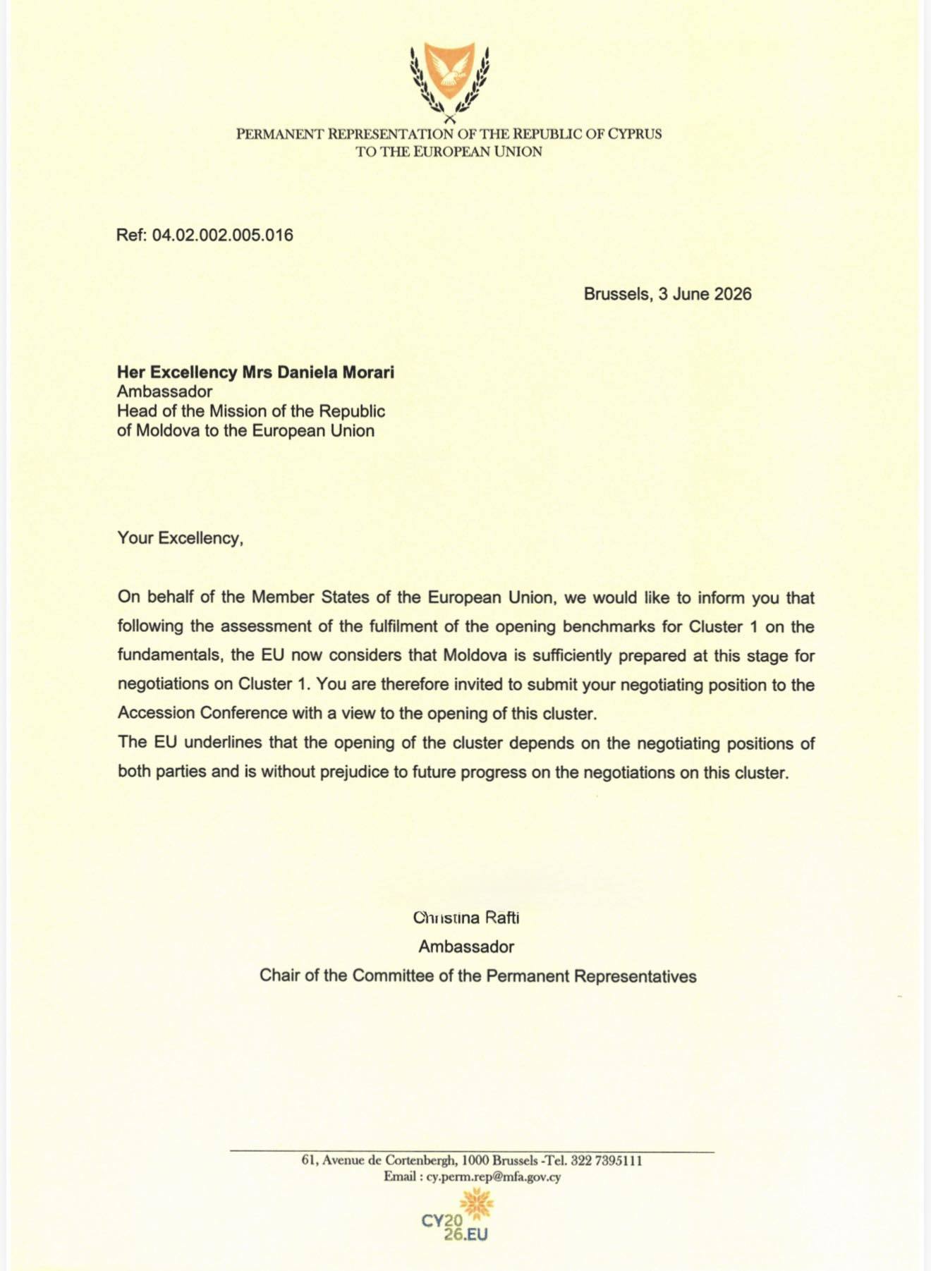 Ambasadoarea Daniela Morari primind scrisoarea oficială de la Președinția Cipriotă UE privind negocierile aderare Republica Moldova UE pentru primul cluster | sursa foto: News.ro Ambasadoarea Daniela Morari primind scrisoarea oficială de la Președinția Cipriotă UE privind negocierile aderare Republica Moldova UE pentru primul cluster | sursa foto: News.ro