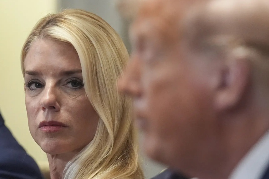 Pam Bondi în fața comisiei Congresului în timpul audierilor privind cazul Epstein, refuzând să răspundă despre Trump. | sursa foto: News.ro Pam Bondi în fața comisiei Congresului în timpul audierilor privind cazul Epstein, refuzând să răspundă despre Trump. | sursa foto: News.ro