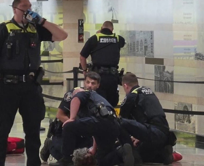 Persoane evacuate din Penn Station după atac cuțit, cu răniți asistându-se, polițiști și securitate evenimente sportive în zonă | sursa foto: News.ro Persoane evacuate din Penn Station după atac cuțit, cu răniți asistându-se, polițiști și securitate evenimente sportive în zonă | sursa foto: News.ro