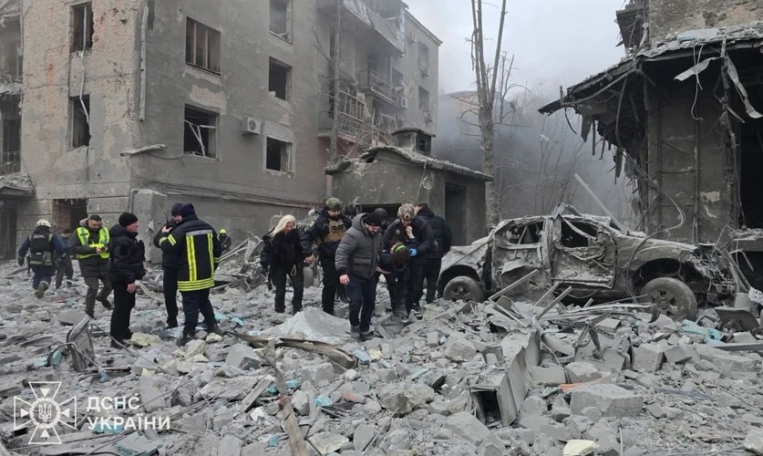 Clădiri rezidențiale avariate cu ferestre sparte și fațade deteriorate după atacuri rusești Harkov, victime civile și daune clădiri vizibile. | sursa foto: News.ro Clădiri rezidențiale avariate cu ferestre sparte și fațade deteriorate după atacuri rusești Harkov, victime civile și daune clădiri vizibile. | sursa foto: News.ro