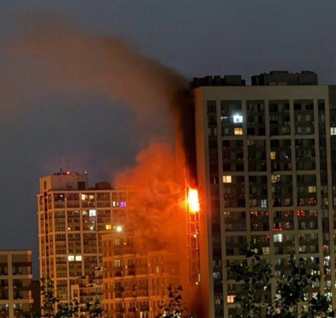 Clădiri rezidențiale avariate în cartierul Podilski din Kiev după atacuri rachete Kiev cu drone militare, pagube infrastructură vizibile. | sursa foto: News.ro Clădiri rezidențiale avariate în cartierul Podilski din Kiev după atacuri rachete Kiev cu drone militare, pagube infrastructură vizibile. | sursa foto: News.ro