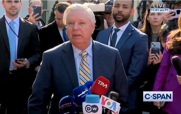 Senatorul Lindsey Graham vorbind la o conferință de presă despre politica externă SUA și sănătatea congresmenilor în Senatul american | sursa foto: News.ro Senatorul Lindsey Graham vorbind la o conferință de presă despre politica externă SUA și sănătatea congresmenilor în Senatul american | sursa foto: News.ro