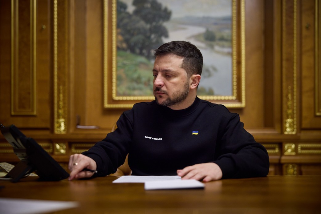 Volodimir Zelenski prezentând strategia politică Ucraina, evidențiind relații Ucraina Polonia și cooperarea pentru producția rachetelor Patriot în Ucraina. | sursa foto: News.ro Volodimir Zelenski prezentând strategia politică Ucraina, evidențiind relații Ucraina Polonia și cooperarea pentru producția rachetelor Patriot în Ucraina. | sursa foto: News.ro