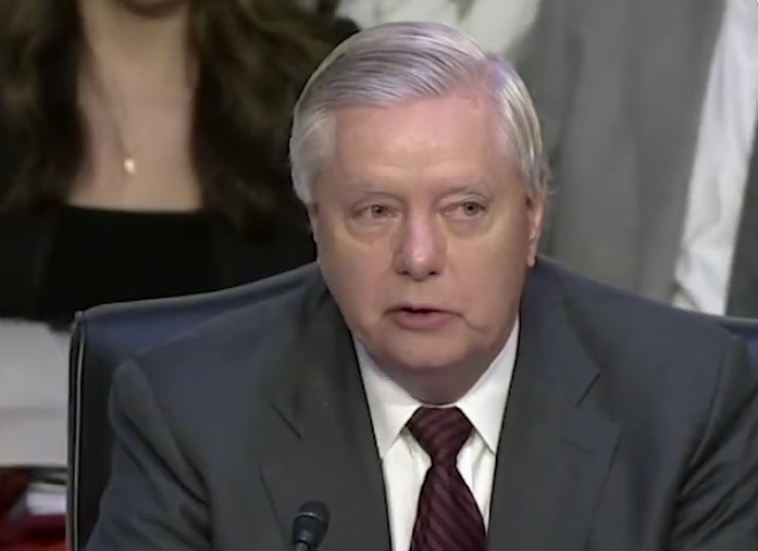 Senatorul Lindsey Graham vorbind la o conferință despre politica externă SUA, evidențiind impactul rupturii aortice asupra sănătății sale. | sursa foto: News.ro Senatorul Lindsey Graham vorbind la o conferință despre politica externă SUA, evidențiind impactul rupturii aortice asupra sănătății sale. | sursa foto: News.ro