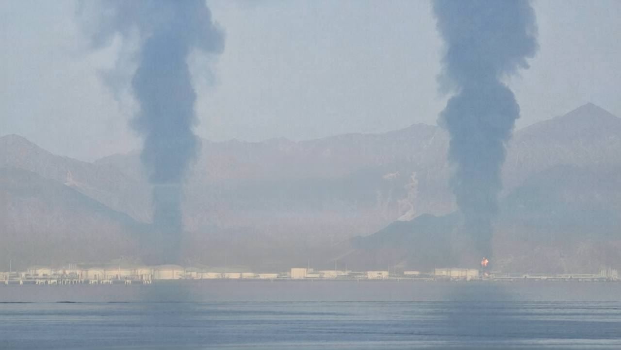 Două petroliere lovite rachete în Strâmtoarea Hormuz cu incendii stinse și victime în rândul echipajului, inclusiv un deces. | sursa foto: News.ro Două petroliere lovite rachete în Strâmtoarea Hormuz cu incendii stinse și victime în rândul echipajului, inclusiv un deces. | sursa foto: News.ro