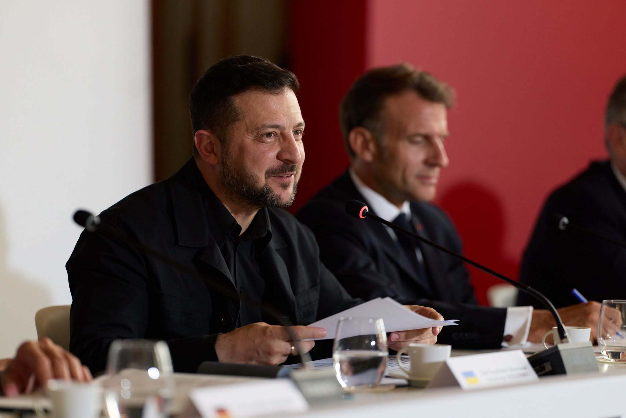 Președintele Zelenski discutând la întâlnirea Coaliției Anti-Balistice despre rachete Patriot Ucraina și sistemul antibalistic Freyja pentru apărare aeriană. | sursa foto: News.ro Președintele Zelenski discutând la întâlnirea Coaliției Anti-Balistice despre rachete Patriot Ucraina și sistemul antibalistic Freyja pentru apărare aeriană. | sursa foto: News.ro