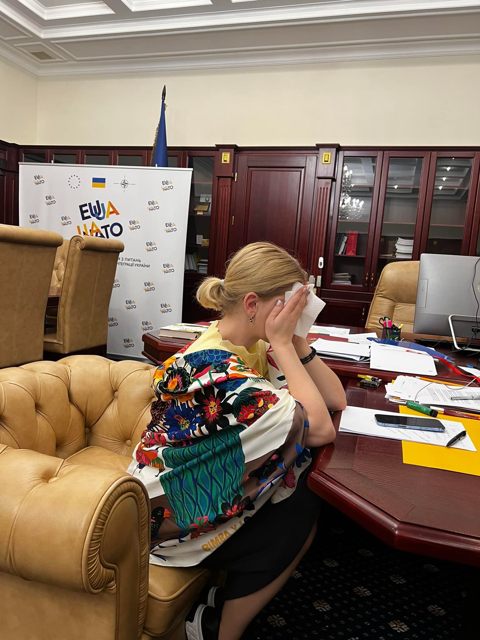 Volodimir Zelenski discutând cu membri ai cabinetului în timpul remanierii guvernamentale Ucraina declanșate de ancheta corupție. | sursa foto: News.ro Volodimir Zelenski discutând cu membri ai cabinetului în timpul remanierii guvernamentale Ucraina declanșate de ancheta corupție. | sursa foto: News.ro