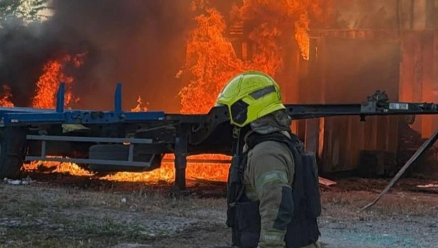 Nori de fum și flăcări ridicându-se peste clădiri în urma atacului cu rachete balistice rusești și exploziilor Kiev din noaptea atacului. | sursa foto: News.ro Nori de fum și flăcări ridicându-se peste clădiri în urma atacului cu rachete balistice rusești și exploziilor Kiev din noaptea atacului. | sursa foto: News.ro