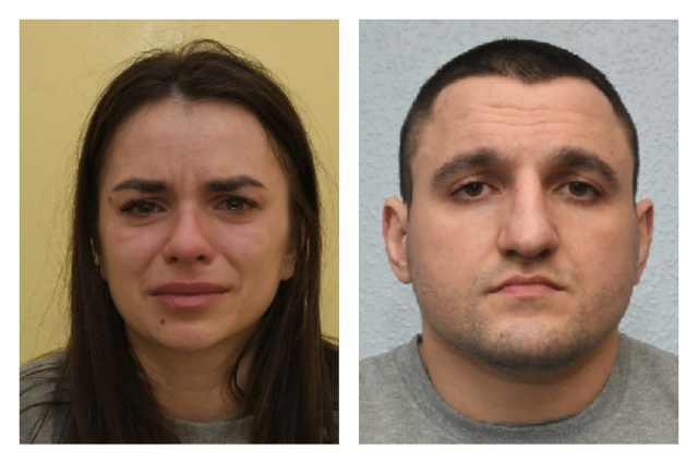 Doi bărbați escortați de polițiști britanici în fața unei clădiri guvernamentale, legat de spionaj Marea Britanie și expulzare bulgari din rețeaua spionaj rusă. | sursa foto: News.ro Doi bărbați escortați de polițiști britanici în fața unei clădiri guvernamentale, legat de spionaj Marea Britanie și expulzare bulgari din rețeaua spionaj rusă. | sursa foto: News.ro