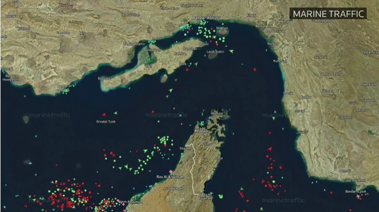 Nave militare iraniene în strâmtoarea Ormuz blocând traficul maritim în contextul tensiunilor Iran SUA și creșterii prețurilor energie. | sursa foto: News.ro Nave militare iraniene în strâmtoarea Ormuz blocând traficul maritim în contextul tensiunilor Iran SUA și creșterii prețurilor energie. | sursa foto: News.ro