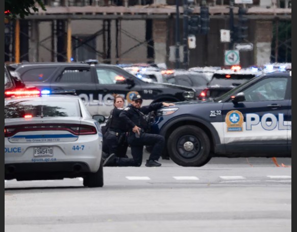 Mulțime de participanți la festival salsa în Toronto, cu polițiști și ambulanțe intervenind după atac armat cu victime împuşcare. | sursa foto: News.ro Mulțime de participanți la festival salsa în Toronto, cu polițiști și ambulanțe intervenind după atac armat cu victime împuşcare. | sursa foto: News.ro