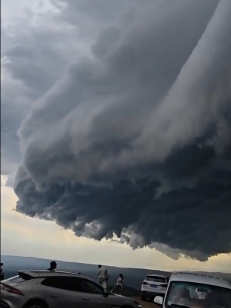 Vânt puternic și ploi torențiale în orașul Yuhuan, cu copaci doborâți și străzi inundate din cauza taifunului Bavi și evacuărilor masive. | sursa foto: News.ro Vânt puternic și ploi torențiale în orașul Yuhuan, cu copaci doborâți și străzi inundate din cauza taifunului Bavi și evacuărilor masive. | sursa foto: News.ro