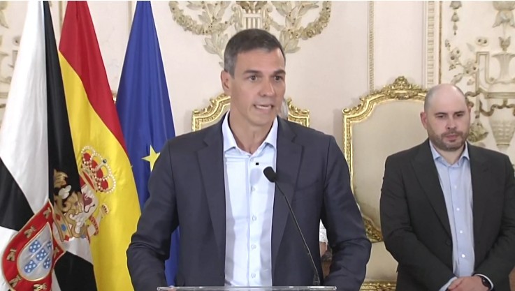 Migranți traversând frontiera Ceuta sub supravegherea poliției spaniole în contextul crizei migrației Ceuta, reacții UE și victime migranți. | sursa foto: News.ro Migranți traversând frontiera Ceuta sub supravegherea poliției spaniole în contextul crizei migrației Ceuta, reacții UE și victime migranți. | sursa foto: News.ro