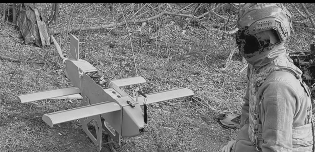 Fumul gros ridicându-se deasupra fabricii de drone din Kiev după impactul unei rachete rusești în atacul asupra instalației americane de drone atac. | sursa foto: News.ro Fumul gros ridicându-se deasupra fabricii de drone din Kiev după impactul unei rachete rusești în atacul asupra instalației americane de drone atac. | sursa foto: News.ro