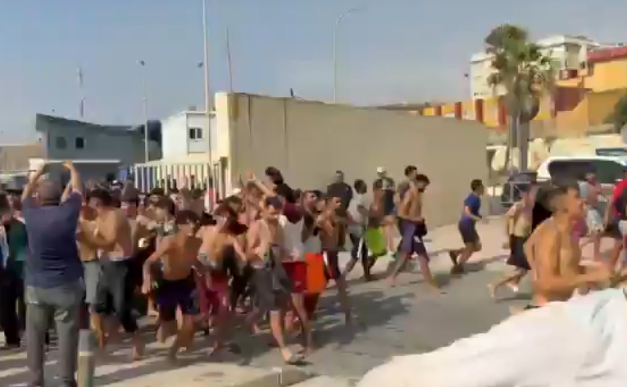 Migranți traversând înot și pe jos granița din Ceuta în contextul crizei migrației Ceuta, control frontiere și reacții politice Europa. | sursa foto: News.ro Migranți traversând înot și pe jos granița din Ceuta în contextul crizei migrației Ceuta, control frontiere și reacții politice Europa. | sursa foto: News.ro