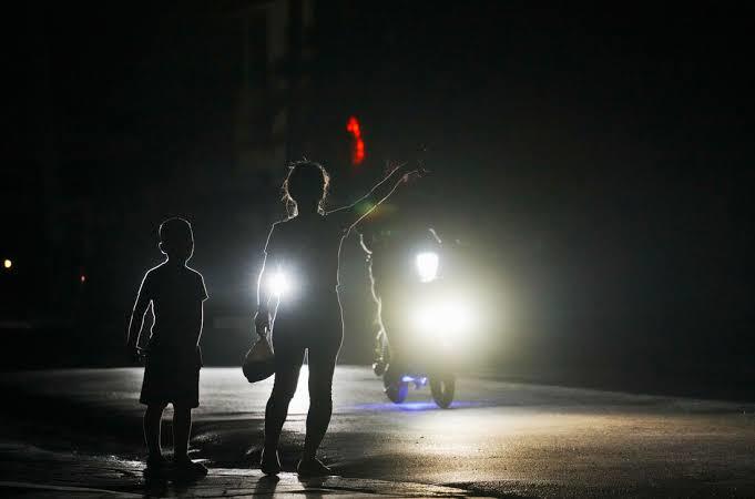 Rețeaua electrică a Cubei întreruptă, străzi întunecate și oameni afectați de pană curent Cuba în contextul crizei energetice și blocadei petrolieră. | sursa foto: News.ro Rețeaua electrică a Cubei întreruptă, străzi întunecate și oameni afectați de pană curent Cuba în contextul crizei energetice și blocadei petrolieră. | sursa foto: News.ro