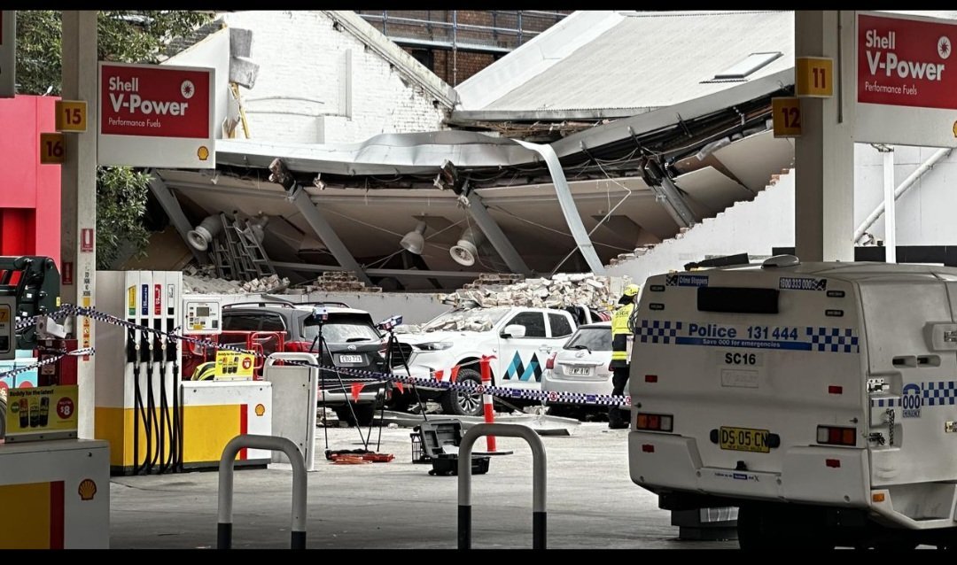 Zid prăbușit al unei clădiri în Sydney lângă șantier, cu echipaje de intervenție urgență asistând persoane rănite grav. | sursa foto: News.ro Zid prăbușit al unei clădiri în Sydney lângă șantier, cu echipaje de intervenție urgență asistând persoane rănite grav. | sursa foto: News.ro