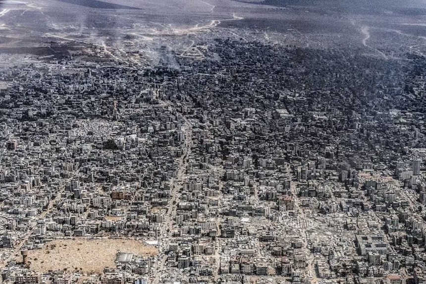 Clădiri rezidențiale distruse în Fâșia Gaza după atacuri israeliene nocturne, cu victime civile și pagube în contextul acordului de dezarmare Hamas. | sursa foto: News.ro Clădiri rezidențiale distruse în Fâșia Gaza după atacuri israeliene nocturne, cu victime civile și pagube în contextul acordului de dezarmare Hamas. | sursa foto: News.ro
