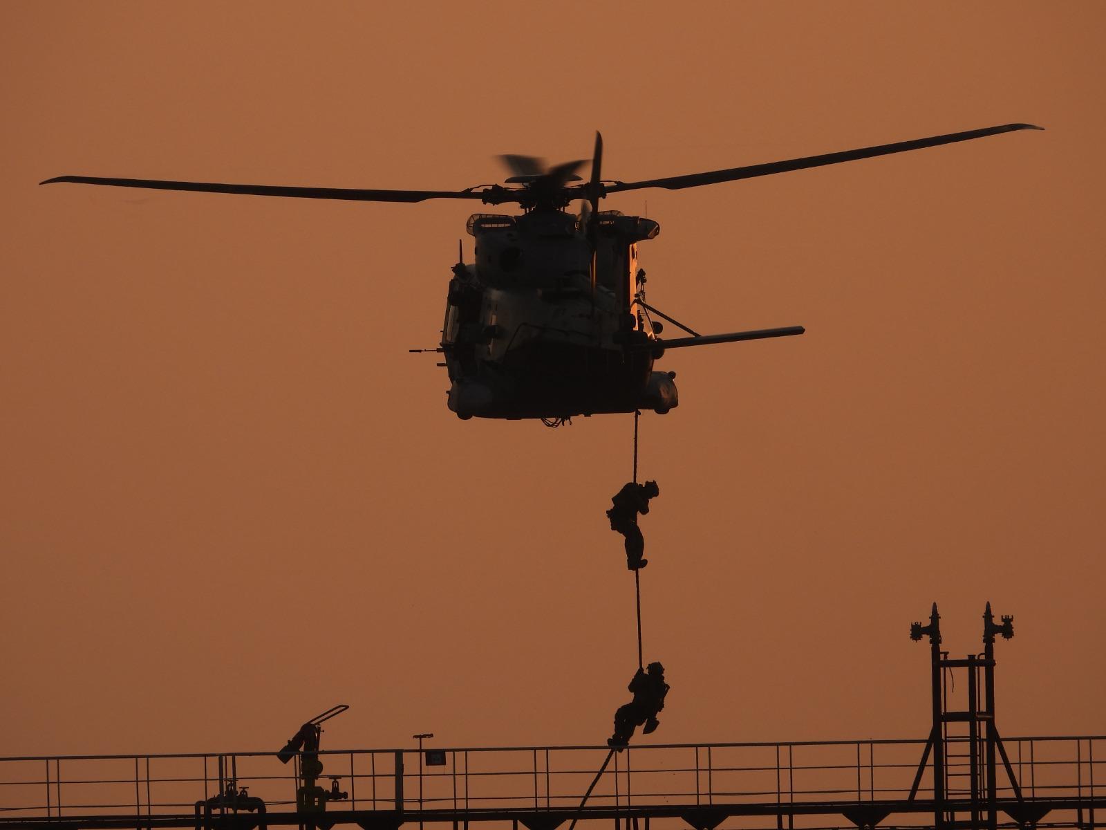 Petrolier sancționat UE sub pavilion Camerun, oprit de misiunea EUNAVFOR MED Irini în Marea Mediterană lângă insula Pantelleria, flotă fantomă Rusia. | sursa foto: News.ro Petrolier sancționat UE sub pavilion Camerun, oprit de misiunea EUNAVFOR MED Irini în Marea Mediterană lângă insula Pantelleria, flotă fantomă Rusia. | sursa foto: News.ro