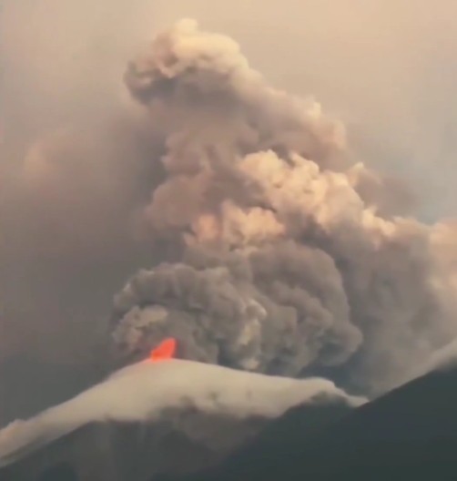 Nori groși de cenușă vulcanică ridicându-se deasupra vulcanului Fuego Guatemala în timpul evacuării persoanelor din zonele afectate. | sursa foto: News.ro Nori groși de cenușă vulcanică ridicându-se deasupra vulcanului Fuego Guatemala în timpul evacuării persoanelor din zonele afectate. | sursa foto: News.ro